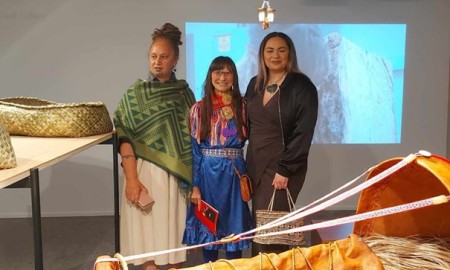 Čájáhusrahpamis Object Spacas, Auckland, Aotearoa. Tanya White, Gunvor Guttorm ja Jasmine Te Hira.