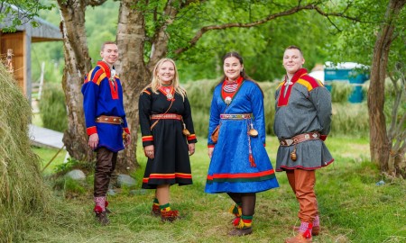 Per-Henning Mathisen, Therese Olsen, Linn-Maggi Jannok-Joma og Jovnna Erke Varsi Solbakk. Govven: Ørjan Marakatt Bertelsen Njeallje sámi nuora