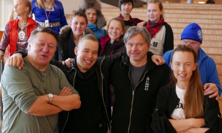 Sámi beakkálmasat rabasbeaivvis Bilde av blandt andre Heaika Hætta, Ailo Valle, Roger Ludvigsen og Sofia Jannok.