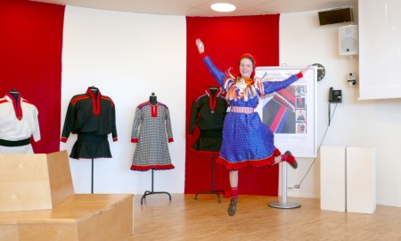 Ingá Elisá Påve Idivuoma Bilde av masterstudent duodji, Ingá Elisá Påve Idivuoma som hopper.