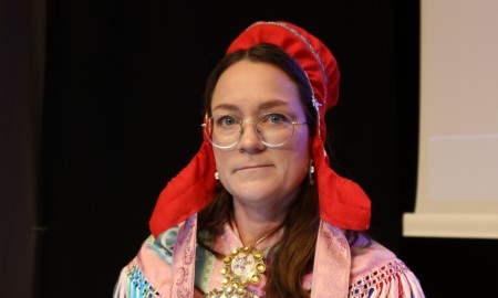 Vuosttašamanueansa Rauna Rahko-Ravantti. Govven: Berit Anne Triumf, Sámi allaskuvla. Vuosttašamanueansa Rauna Rahko-Ravantti.