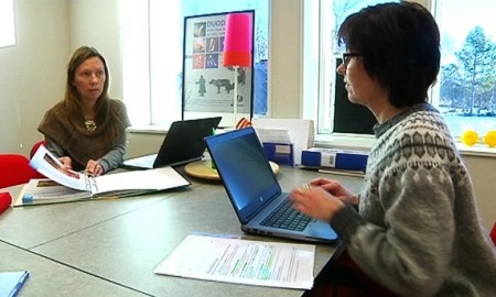 Bilde av två studenter ved samisk høgskole.