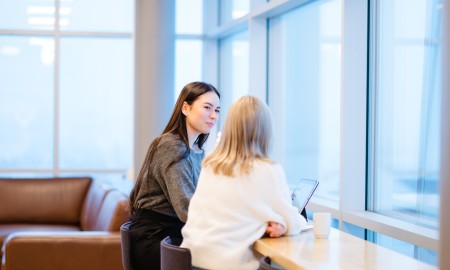 Guokte nieidda čohkkába beavde guoras.