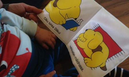 Barn leser barnebok på samisk