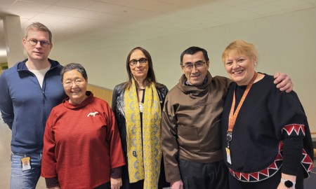 Kalaallit Nunaat Insatsisartut ovdaolmmoš Mimi Karlsen oktan isidiin, Sámi allaskuvlla prorektoriin Samuel valkeapaa, dasto rektor Liv Inger Somby ja direktevra Anne Marie Gaino.