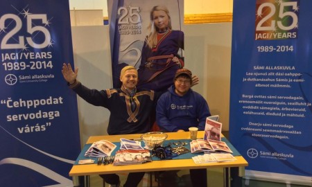 Mikkel Ole Eira ja Sergey Gavrilov rekruteremen ođđa studeantaid. Govas leabá Mikkel Ole Eira ja Sergey Gavrilov Ráisás vuovdáleamen Sámi allaskuvlla oahppufálaldagaid vejolaš studeantaide.