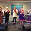 Bilde av studenter som joiker på Riddu Riđđu