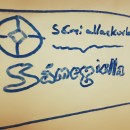 Govva whiteboard tavvalis mas sárgojuvvon Sámi allaskuvla namma, logo ja sátni Sámegiella.