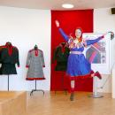 Bilde av masterstudent duodji, Ingá Elisá Påve Idivuoma som hopper.