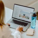 Nieida čállá Pc:in, čáhcebohtal, mobiltelefuvdna beavddi nalde.